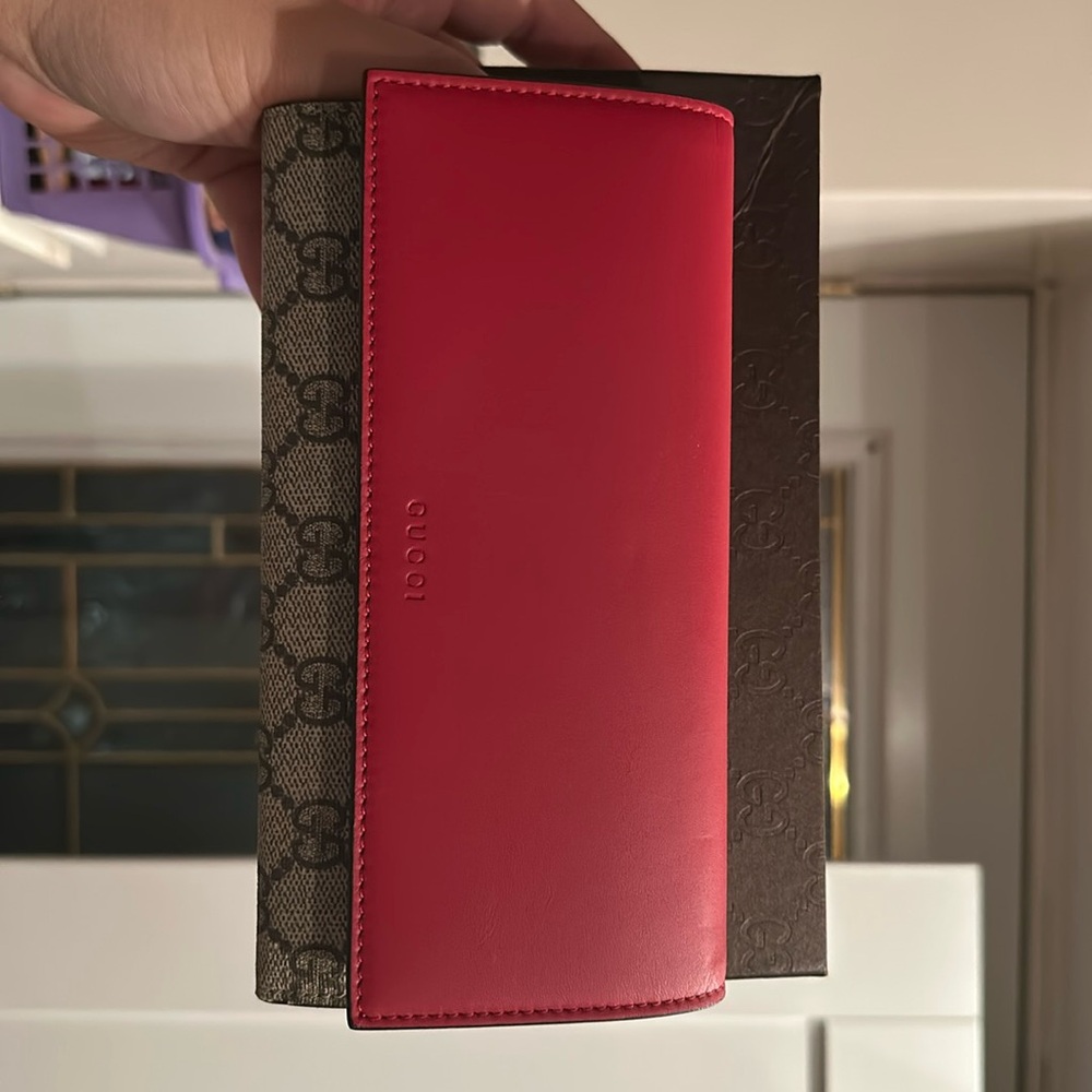 Brand new- Gucci leather wallet. Beautiful limited edition wallet.100% authentic
